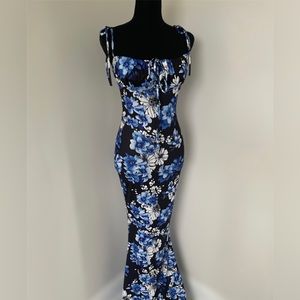 Selling this gorgeous long dress! Never worn, completely brand new.